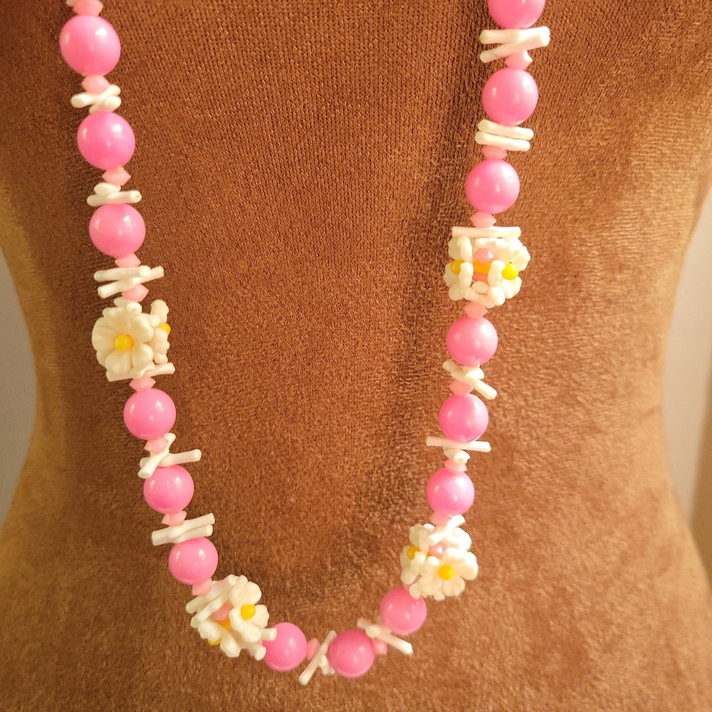 Vintage Pink Bead White Daisy Flower  Power Long Strand Necklace 38'